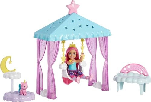 Barbie Dreamtopia, Chelsea Puppe mit rosa Haaren, gelbe Einhornkrone, rosa Einhornkatze, Wolken und Sterne Fantasieschaukel, Accessoires, Geschenk für Kinder, Spielzeug ab 3 Jahre,HLC27