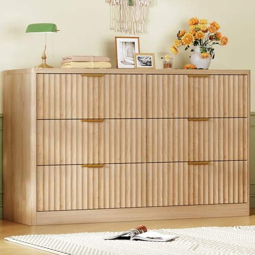 TEENFON Kommode mit 6 Schubladen und vertikaler Rillenoptik, Moderne Breite Aufbewahrungskommode mit Metallgriffen & Geschwungenem Design, Massivholz-Schrank für Schlafzimmer und Flur, Naturholzfarbe
