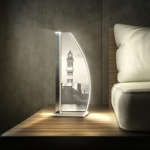 Luverre Tischlampe | LED-Leuchte | Glas-Leuchte mit Gravur für Nachttisch, Kommode, Wohnzimmer | Leuchtturm, Küste, Düne (Küstenwächter, Segel | silber)