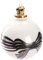 BRUBAKER Premium Weihnachtskugel Schleife mit Geschenk - Weiß, Schwarz und Gold - 10 cm Baumkugel aus Glas mit Geschenkbox Figur aus Porzellan - Weihnachtsbaumkugel - Weihnachtsdekoration