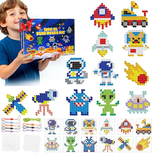 10mm Große Bügelperlen Set, 19 Farben 1300 Stück XL Bügelperlen mit Steckplatte, 12 Weltraumkreaturen Muster, 8 Schlüsselbänder & 5 Bügelpapier, Kreatives DIY Geschenk Handwerk für Kinder ab 3 Jahren