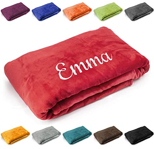 Deitert Kuscheldecke mit Namen oder Wunschtext Bestickt, 200cm x 150cm, extra weiche und gemütliche Sofadecke/Wohndecke, hochwertiges Fleece, personalisiertes Geschenk (Feuerrot)