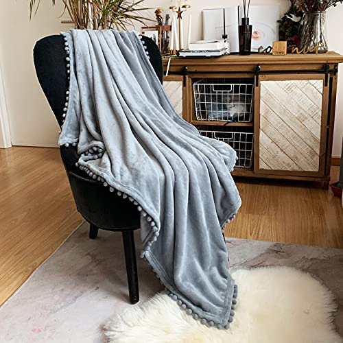LOMAO Flanell Decke Kuscheldecke mit Pompom Leichte Couchdecke Fleecedecke Tagesdecke Überwurf Flauschig Mikrofaser Sofa Decken für Couch Sofa Bett Schlafzimmer (Grau, 130 * 160cm)