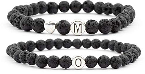 Milosa individuelles & personalisierbares Partnerarmband Set (2 Stk.), Armband aus Lavaperlen mit je einem Buchstaben in silber, Geschenk für Paare oder als Freundschaftsarmband, Couple bracelet