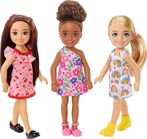 Barbie Chelsea Serie, 3 Chelsea Puppen mit Kleidern und Schuhen, Chelsea and Friends Multipack mit 3 Chelsea Puppen, Geschenk für Kinder, Spielzeug ab 3 Jahre,HJV92