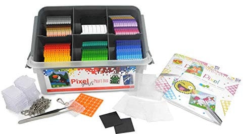 Pixel P60002-29501 Profi Box, Bastelset mit 126 Pixelplatten, 24 Medaillons mit Kette, 5 Grundplatten, 2 Magneten, 1 Pinzette sowie 2 Hefte mit Vorlagen, kinderleichtes Stecksystem