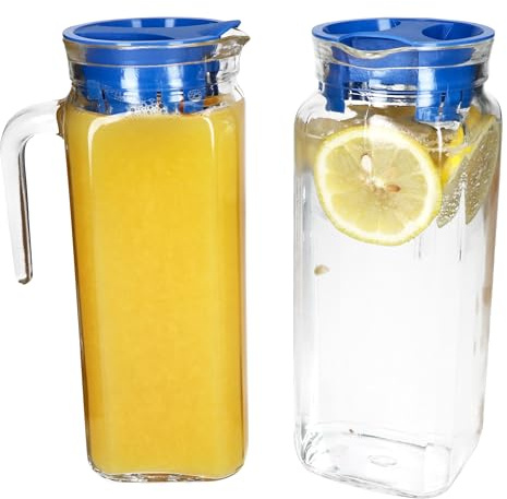 MamboCat 2er Set KARO Kühlschrankkrug mit blauem Kunststoff-Deckel I 1 Liter I viereckige Glas-Karaffe mit Ausgießtülle & Henkel für Eistee, Wasser, Saft, Milch & Co.