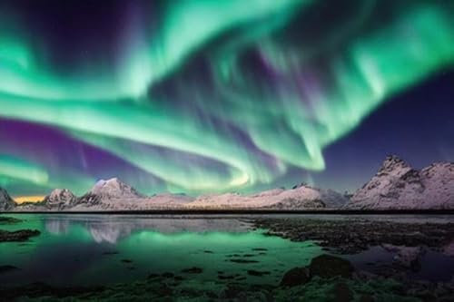 adrium Acryl-Bild 140 x 90 cm: Aurora Borealis und glücklicher Mann. Sternenhimmel, grüne Polarlichter. Nachtlandschaft. Nordlichter (191806921)