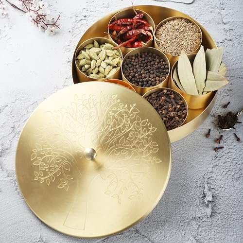 Ajuny Handgefertigte Gewürzbox aus Messing Golden mit Geprägtem Deckel – Runde Masala Dabba, 7 Herausnehmbare Gewürzaufbewahrung Behälter und 1 Löffel, Ideal für Gewürze und Kräuter