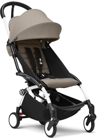 Stokke YOYO3 Kinderwagen ab 6 Monaten - Inklusive weißem Rahmen, Taupe Sitzkissen + Verdeck - Blitzschnell ein- und ausklappbar - Leicht & kompakt - Handgepäck-kompatibel