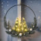 LED Metall Dekoring mit Tannen und Weihnachtskugeln - 30 cm - Weihnachts Deko Aufhänger warm weiß beleuchtet Batterie betrieben - Advent Winter Kranz mit Zierschmuck zum Hängen Weihnachtsdekoration
