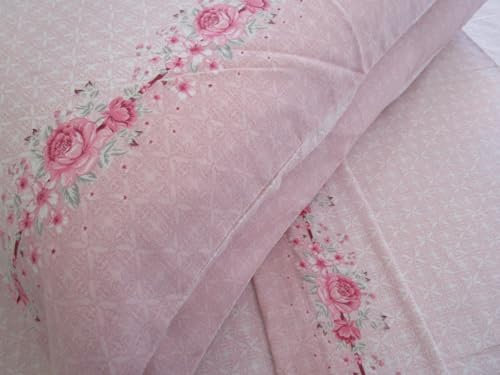 Parure de lit double en flanelle de pur coton, drap plat 240 x 280 cm. Drap housse 180 x 200 cm. 2 taies d’oreiller : 52 x 82 cm.