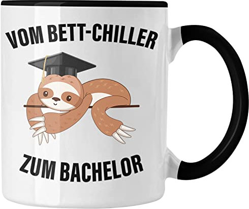 Trendation - Bachelor Geschenk Abschluss Spruch Tasse Master Graduation Bestanden Prüfung Vom Bett-Chiller zum Bachelor (Schwarz)