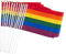 50 Stück LGBT Gay-Pride-Flagge Handschwenkende Regenbogenfahnen Bunte Streifen Stick Flag Festival Karneval Banner 14 x 21 cm Parade-Party-Feier-schwule lesbische Mini-Friedensflagge