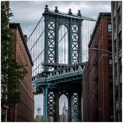Wallario Glasbild Brücke zwischen Häusern - 30 x 30 cm Wandbilder Glas in Premium-Qualität: Brillante Farben, freischwebende Optik