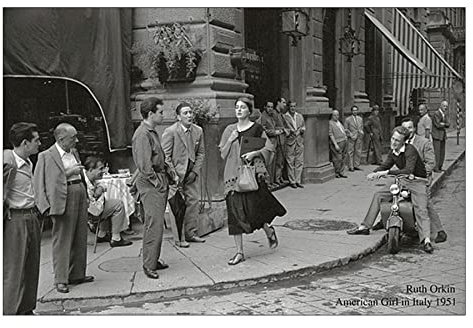 Close Up American Girl In Italy, 1951 Ruth Orkin Kunstdruck (90cm x 60cm) + Original tesa Powerstrips® (1 Pack/20 Stk.)
