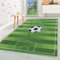 HomebyHome Kurzflor Kinderteppich für Jungen und Mädchen 140 x 200 cm Grün Fussball Design - Waschbarer Teppich Extra Weich und Antiallergen - Teppich für Kinderzimmer, Babyzimmer und Spielzimmer