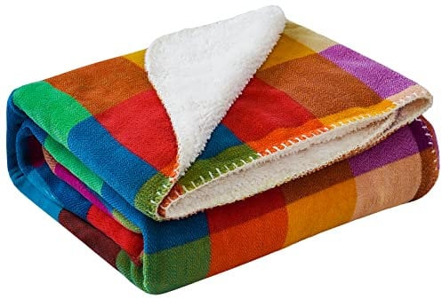 JOTOM Kuscheldecke Wohndecke 127x152 cm Flauschige Decke Weiche Sofadecke Sofaüberwurf oder Wohnzimmerdecke (Bunt Karo)