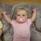 MineeQu 24 Zoll Große Lächelnde Lebensechte Wiedergeborene Babypuppe in Babygröße Die echt Aussieht und Sich echt Anfühlt Realistische Neugeborene Kleinkind-Mädchenpuppen mit Schnuller und Flasche