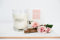 James & Co Nr. 12 Rose & Oud (English Rose & Exotic Woods) Duftkerze aus natürlichem Glas – bis zu 35 Stunden Brenndauer