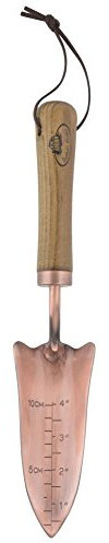 Esschert Design Verkupferte Umpflanz-Blumenkelle, 6,2 x 4,2 x 33 cm, mit Skala, mit Holzgriff und Hängeöse