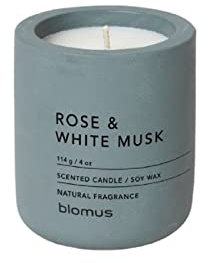 blomus -FRAGA- Duftkerze S aus Sojawachs, Flint Stone, hochwertiger Raumduft, charakteristische Beton-Optik, Duft ROSE & WHITE MUSK, 24 h Brenndauer (H / B / T: 8 x 6,5 x 6,5 cm, Flintstone, 65896)