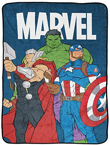 Marvel Avengers Brave & Bold Überwurfdecke – Maße: 116,8 x 152,4 cm, Kinderbettwäsche mit Captain America, Thor & Hulk – lichtbeständiges superweiches Fleece (offizielles Marvel-Produkt)