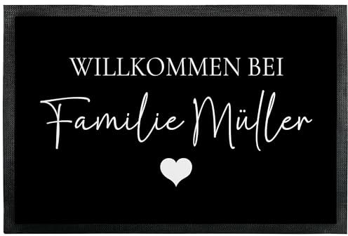 True Statements Fußmatte „Willkommen bei“ - personalisiert mit Familien-Namen oder Wunschtext - lustige Deko Türmatte als Geschenk zum Einzug für innen und außen – dünn, rutschfest, 75 x 50 cm