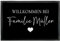 True Statements Fußmatte „Willkommen bei“ - personalisiert mit Familien-Namen oder Wunschtext - lustige Deko Türmatte als Geschenk zum Einzug für innen und außen – dünn, rutschfest, 75 x 50 cm
