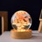 MARZIUS Veilleuse en forme de boule de cristal en verre de 6,1 cm avec base en bois, cadeaux décoratifs pour hommes, femmes, enfants, garçons, filles, adolescents (marguerite rouge)