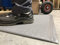 SOFT STEP Comfort | 2-lagige Anti-Ermüdungsmatte | PROFI Komfort-Arbeitsplatzmatte | gehärtete Oberfläche | 100% Vinylschaum | Texturiert 13mm hoch (90cm x 400cm, Grau)