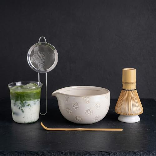 AMIEENOR Set de Té Matcha 6 Piezas, Kit de Ceremonia Japonesa con Cuenco de Cerámica con Pico, Batidor de Bambú (Chasen), Soporte, Tamiz de Acero, Cuchara y Vaso de Matcha - Blanco