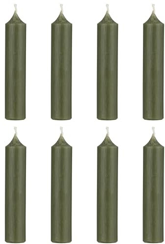 8er Pack tolle im Vintage-Stil rustikale Stabkerzen im Landhauslook. Farbe ' WALDGRÜN RUSTIC '. Rustikales Design, 2,2 cm Durchmesser, Höhe 11 cm, 4 Stunden Brennzeit, Hoher Neidfaktor.