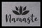 Interluxe Fußmatte mit Spruch - Namaste/Lotus - 40x60cm Fussmatte als Geschenk Yoga, Dankbarkeit, Respekt, Gruß (Hellgrau)