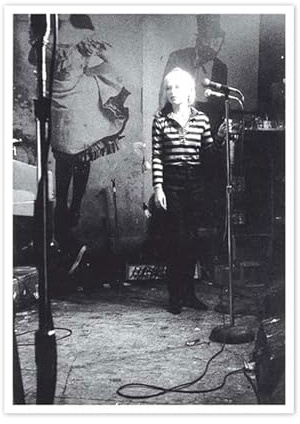 modern times Postkarte SCHWARZ-WEISS - Motiv: BLONDIE, Anlass: Fotografie International, Künstler/Verlag NEWS © GODLIS, Größe: A6