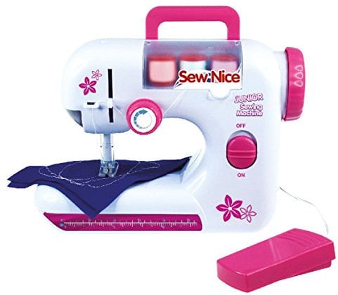 Lena 42521 - Kinder Nähmaschine, batteriebetrieben, mit Tragegriff, Fußpedal, Handrad, Schutzabdeckung, Schalter, Kontrolllampe, Kunststoff, Nähgarn, Nadel, Maßband, Nähset für Kinder ab 8 Jahre
