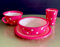 Set posto tavola in melamina con piatto piano, piatto fondo, tazzone e bicchiere, decoro pois, resistenti, ideali per scuole, feste, campeggi, bambini. Set 4 pezzi, decori assortiti