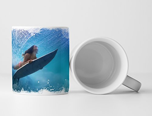 Eau Zone Fotokunst Tasse Geschenk Fotografie – Surfergirl in Action