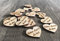50 Streudeko Holz Herz Tischdeko Schee dass´d do bist Dekoherzen Bayrisch Deko Holzherzen Streudeko (2 cm)