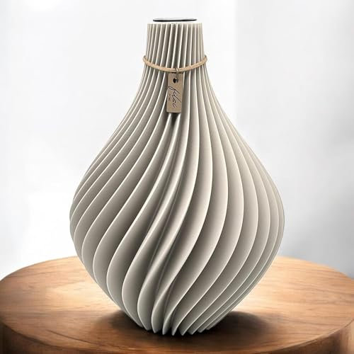 Filsi Home | 3D Druck Vase Nuvia | hergestellt aus PLA (Bio-Kunststoff) | umweltfreundlich | Tiefe Rillen | einzigartige Optik | Made in Germany (Greige, 22cm Höhe 16,5cm Durchmesser)