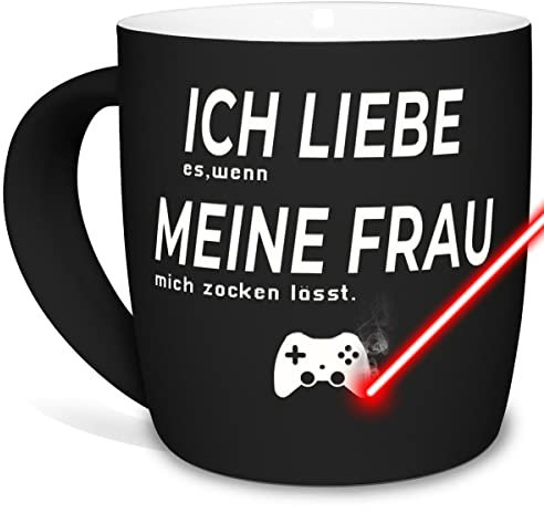 PR Print Royal Tasse mit Gravur und Spruch - Ich Liebe Meine Frau - Zocken, Tasse für Männer - Lustiges Geschenk für Freunde und Kumpels, Keramik außen gummiert, Schwarz, 300 ml I Lasergravur