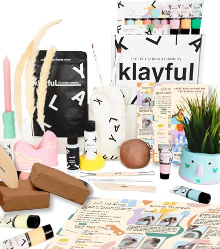 KLAYFUL - Kit de Manualidades para Adultos: Arcilla de Secado al Aire | 1,5 kg de arcilla terracota, Herramientas, Pinceles, Pinturas, Barniz, Guía, Base Adhesiva y Superficie (Colores Pastel)