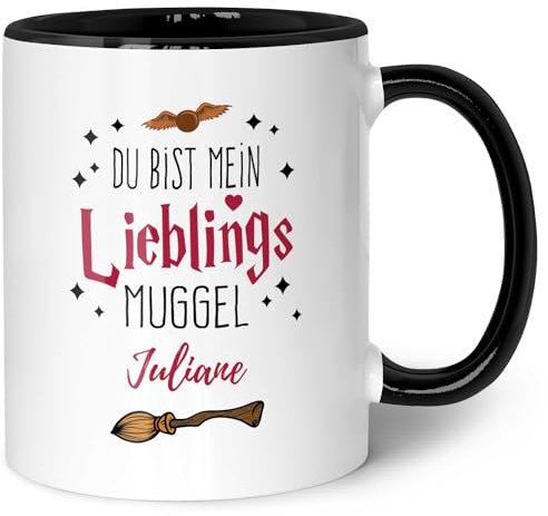 GRAVURZEILE Bedruckte Tasse mit Spruch - Du bist mein Lieblingsmuggel - Personalisiert mit Namen - Tasse mit Spruch als Geschenk für Fantasy Fans - Zauberhafte Geschenke - Farbe: S/W mit Name