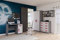 Fabryka Mebli Idźczak 4-teiliges Kinderzimmer-Set Jonas II 02 - Schrank, Wandregal, Kommode, Schreibtisch - Kleiderschrank - Skandinavischer Stil - Modern Design - Weiß/Rot