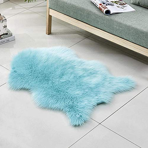 WEIDD Upgrade Anti-Rutsch Lammfell-Teppich Lang Kunstfell Schaffell Imitat | Wohnzimmer Schlafzimmer Kinderzimmer | Als Faux Bett-Vorleger oder Matte für Stuhl Sofa Hellblau 60x160cm geformt