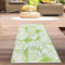 CARPETIA Outdoor Teppich Außenteppich wetterfest Kunststoff Garten Terrasse Balkon Camping kurzer Läufer Tropisches Palmen-Design grün-weiß 90 x 150 cm