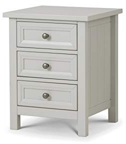 Der Julian Bowen Nachttisch Maine aus taubenfarbenem Holz mit 3 Schubladen ist eine stilvolle und funktionelle Aufbewahrungslösung für das Schlafzimmer