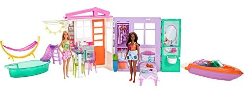 Barbie Coffret cadeau maison avec 2 poupées Fashionistas (29,2 cm, blond et brunette courbée), maison de poupée, bateau, piscine et hamac, cadeau pour les enfants de 3 à 7 ans
