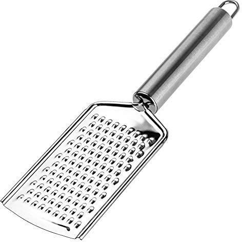 KADAX Reibe, Reibeisen aus Edelstahl, Küchenreibe mit bequemen Griff, Handreibe für Gemüse, Obst, Karotten, Knoblauch, Zwiebel, Käse, Ingwer, Parmesan, handlich, Silber (zum groben raspeln)