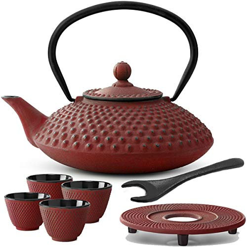 Teekanne asiatisch Gusseisen Set 1.25 Liter - rote Gusskanne mit Henkel & Edelstahl Tee-Filter Sieb-Einsatz für losen Tee & 4 Teebecher (Tassen) & Untersetzer & Deckelheber